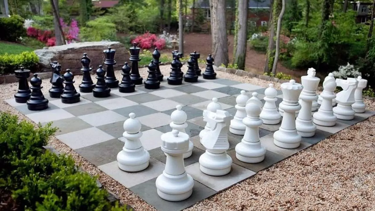 Giant Chess