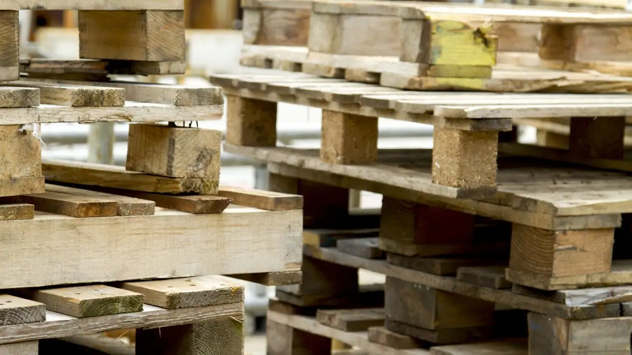 The DIY Pallet Fence