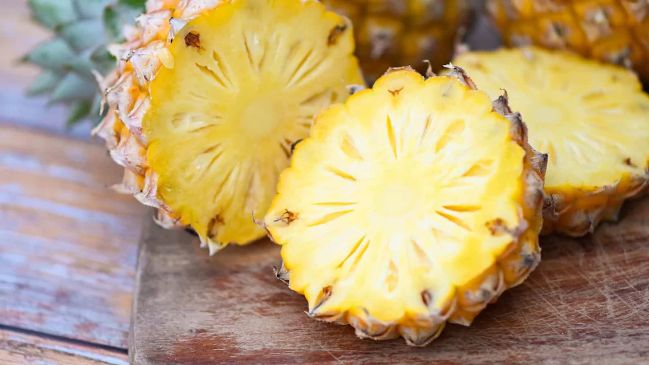 21 Yellow Fruits – Some May be New to You! 4 Pineapple