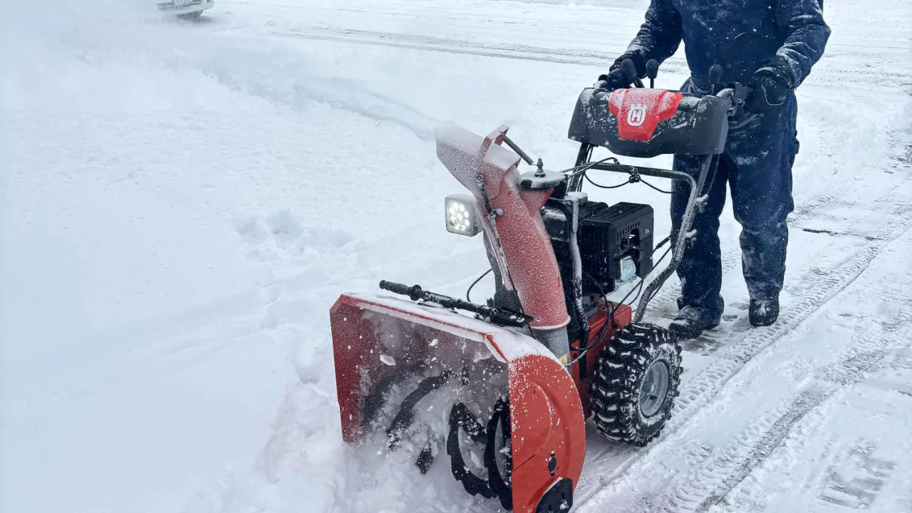 How Much Gas Does a Snowblower Use? 2 Choosing snow blowers