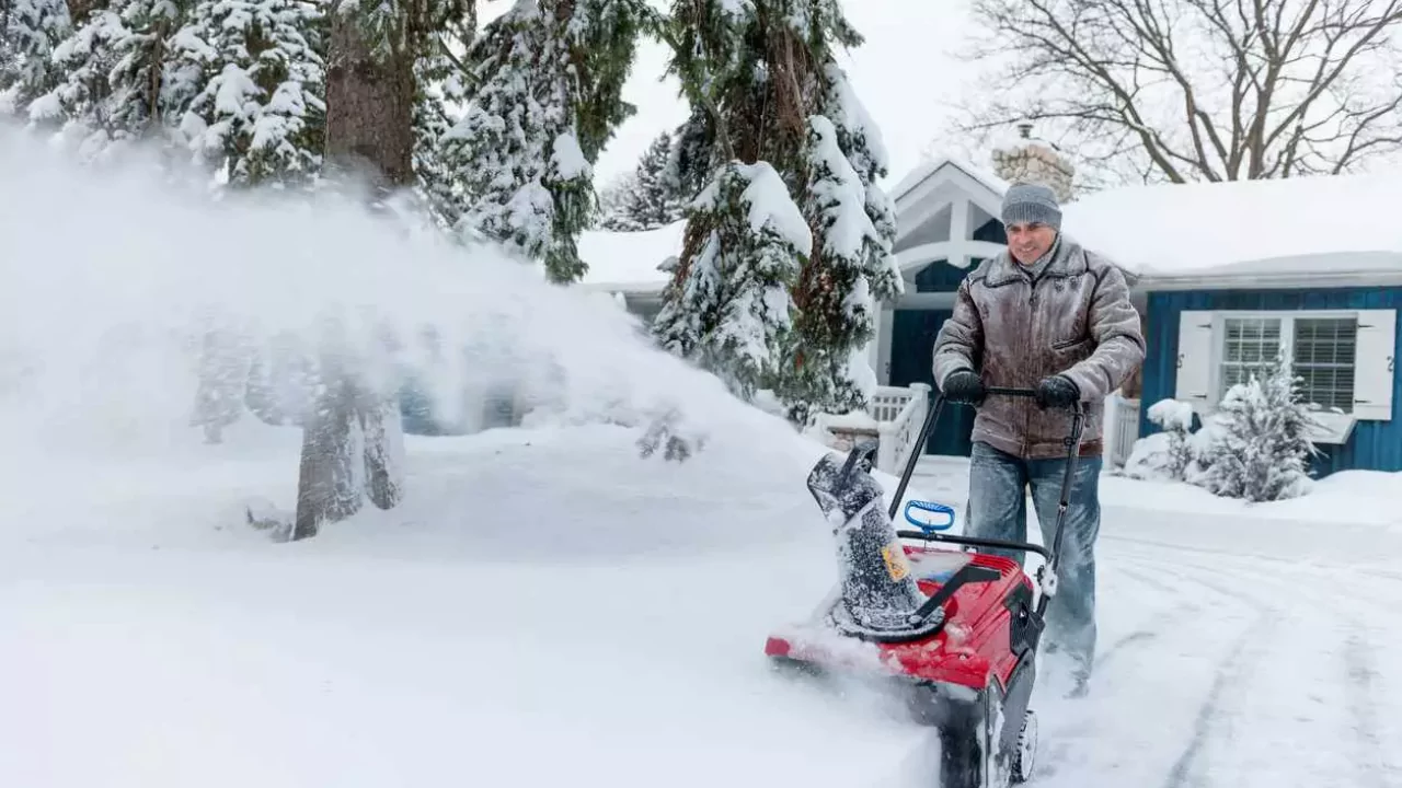 How Much Gas Does a Snowblower Use? 4 How to buy gas for a snowblower