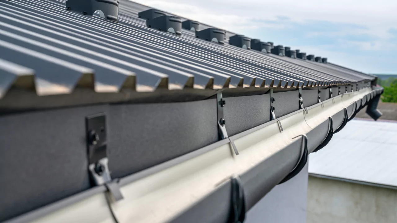 Vinyl Vs Aluminum Gutters: Which Are Better? 6 Vinyl Vs Aluminum Gutters