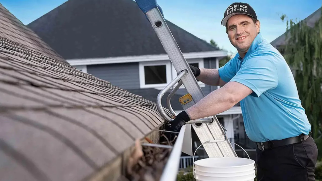 Vinyl Vs Aluminum Gutters: Which Are Better? 3 Washing aluminum gutters 1
