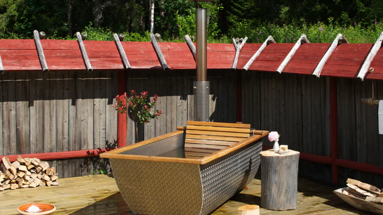 11 Amazing Outdoor Bathtub Ideas 5 Countryside outdoor bathtub