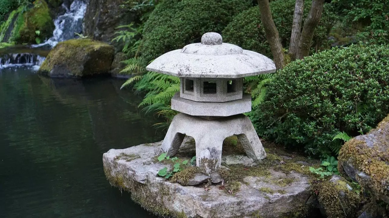 Japanese Stone Lanterns History Explained 5 Japanese stone lanterns symbolism
