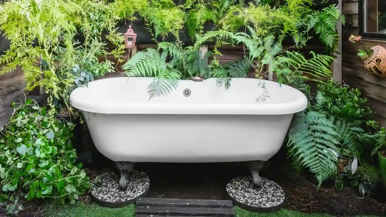 11 Amazing Outdoor Bathtub Ideas 1 Outdoor bathtub in a garden 1