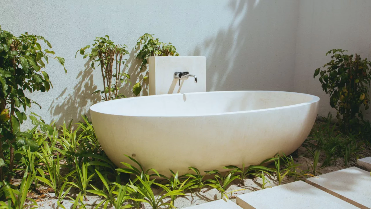 11 Amazing Outdoor Bathtub Ideas 6 Outdoor bathtub types