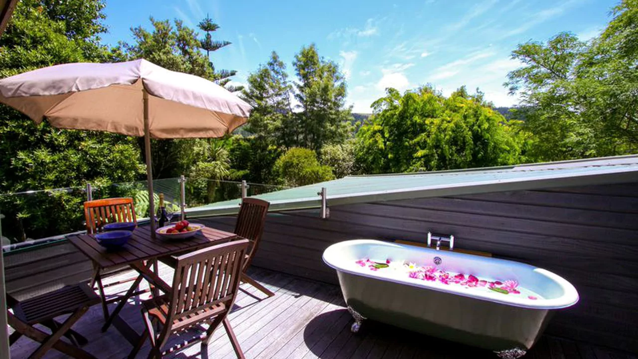 11 Amazing Outdoor Bathtub Ideas 3 Romantic outdoor bathtub