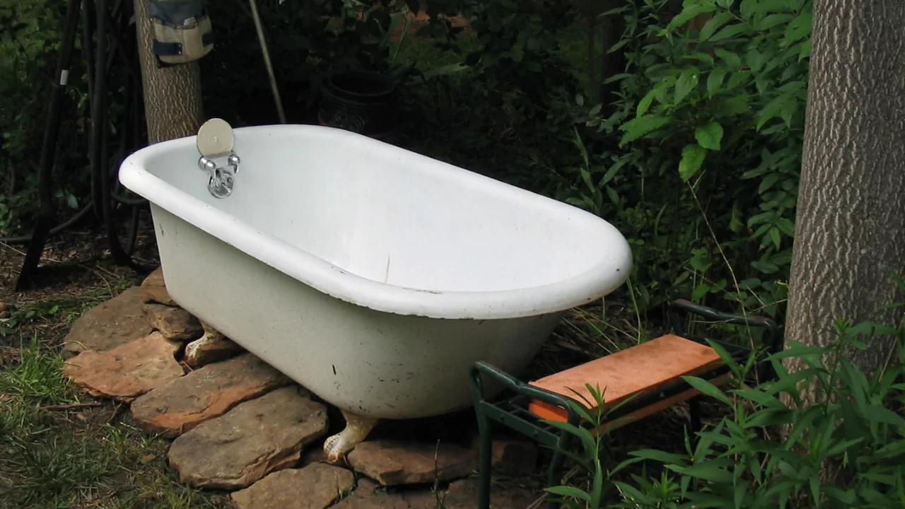 11 Amazing Outdoor Bathtub Ideas 2 ‘Poor Mans Bathtub