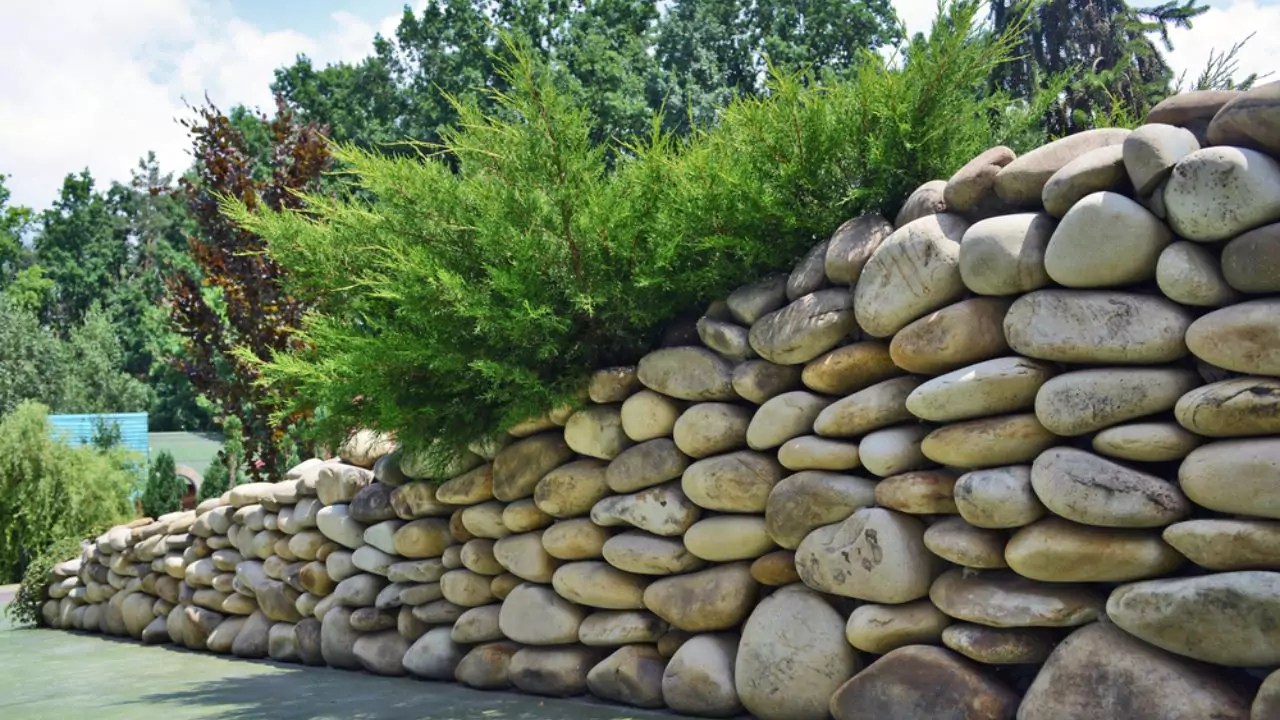 18 Cute Garden Rock Ideas: Achieving a Natural and Relaxing Landscape 2 Boulder edging