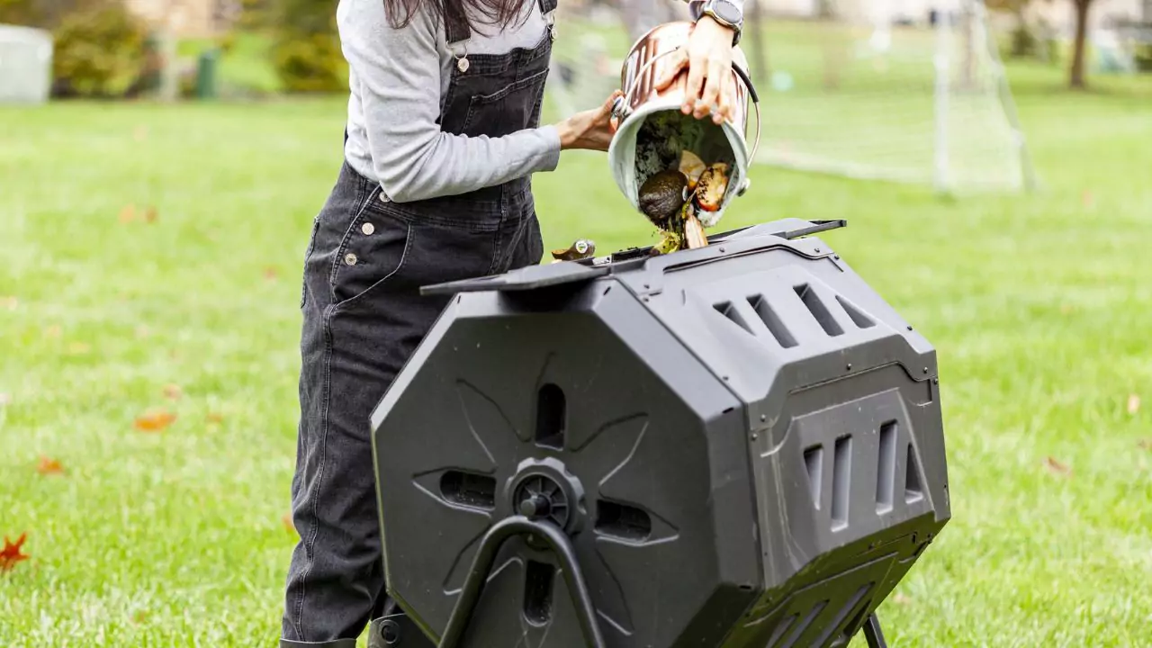 Miracle Gro Dual Chamber Compost Tumbler