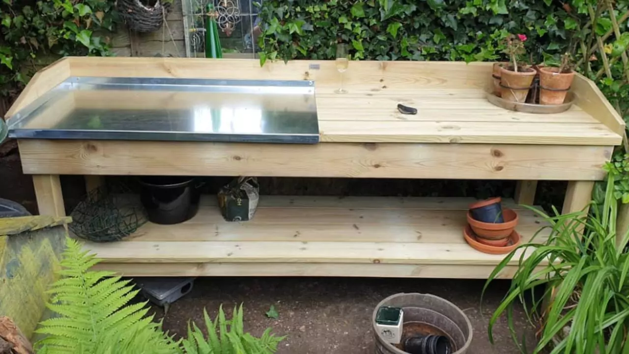 11 Best Wooden Potting Benches 2 Old wooden potting bench